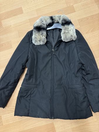 Schöne Jacke mit echtem Fell,tolle Qualität, neuwertig.