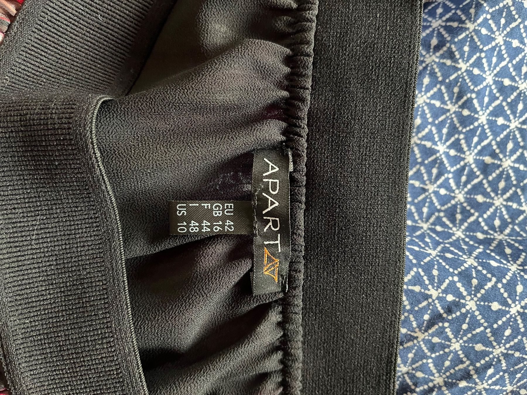 Lotti di vestiti: Damen-Outfit rock + bluse von Apart, Grösse 42 – Usato da Baar venduto da DealDiHei 5