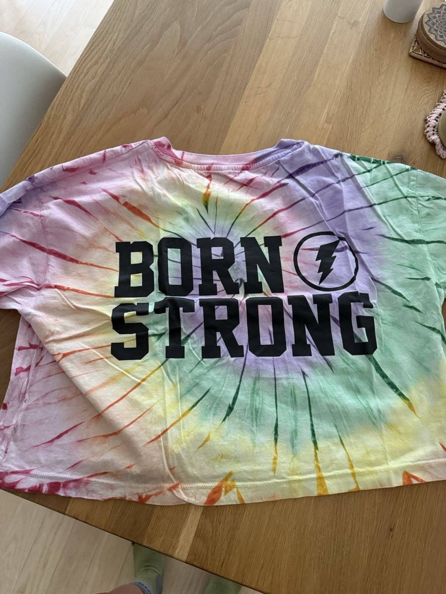 T-shirt: Crop Tp "Born Strong" Batik Look, Grösse M – Usato da Winterthur venduto da Eileen87 1