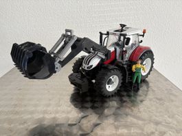 Spielzeug Traktor Steyr mit Frontlader und Figur rot