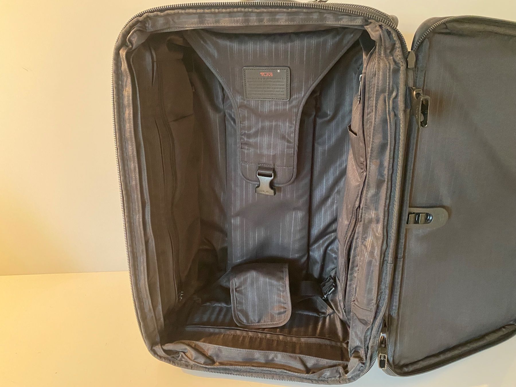 Tumi Reisekoffer: Gebrauchter Tumi Rollkoffer in gutem Zustand – Gebraucht aus Küssnacht am Rigi von Brockenhaus-Rigi 3