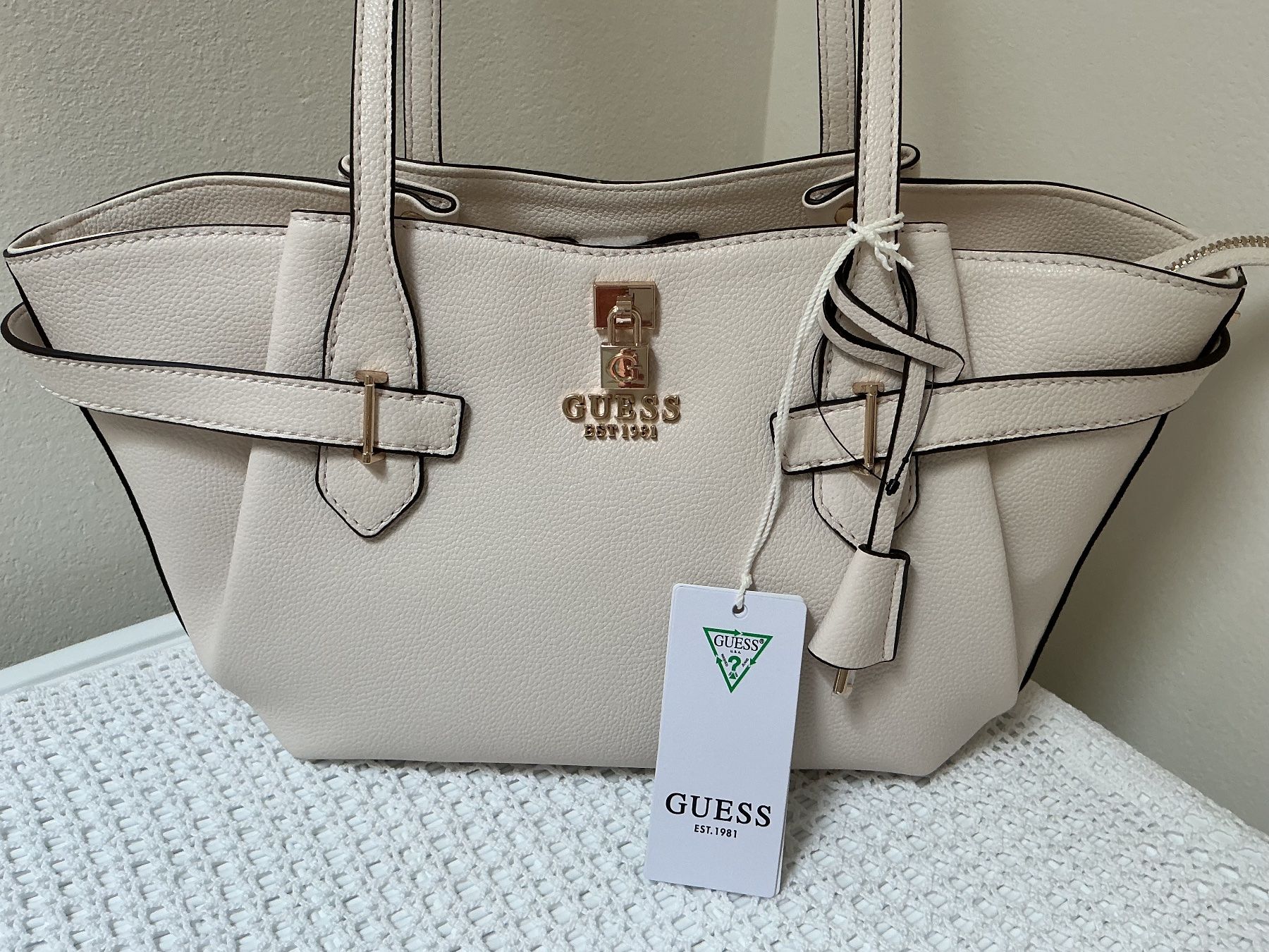 Guess Taschen für Damen: Guess Tasche wunderschön neu Topmodern – Neu (gemäss Beschreibung) aus Rudolfstetten von Foxj 1