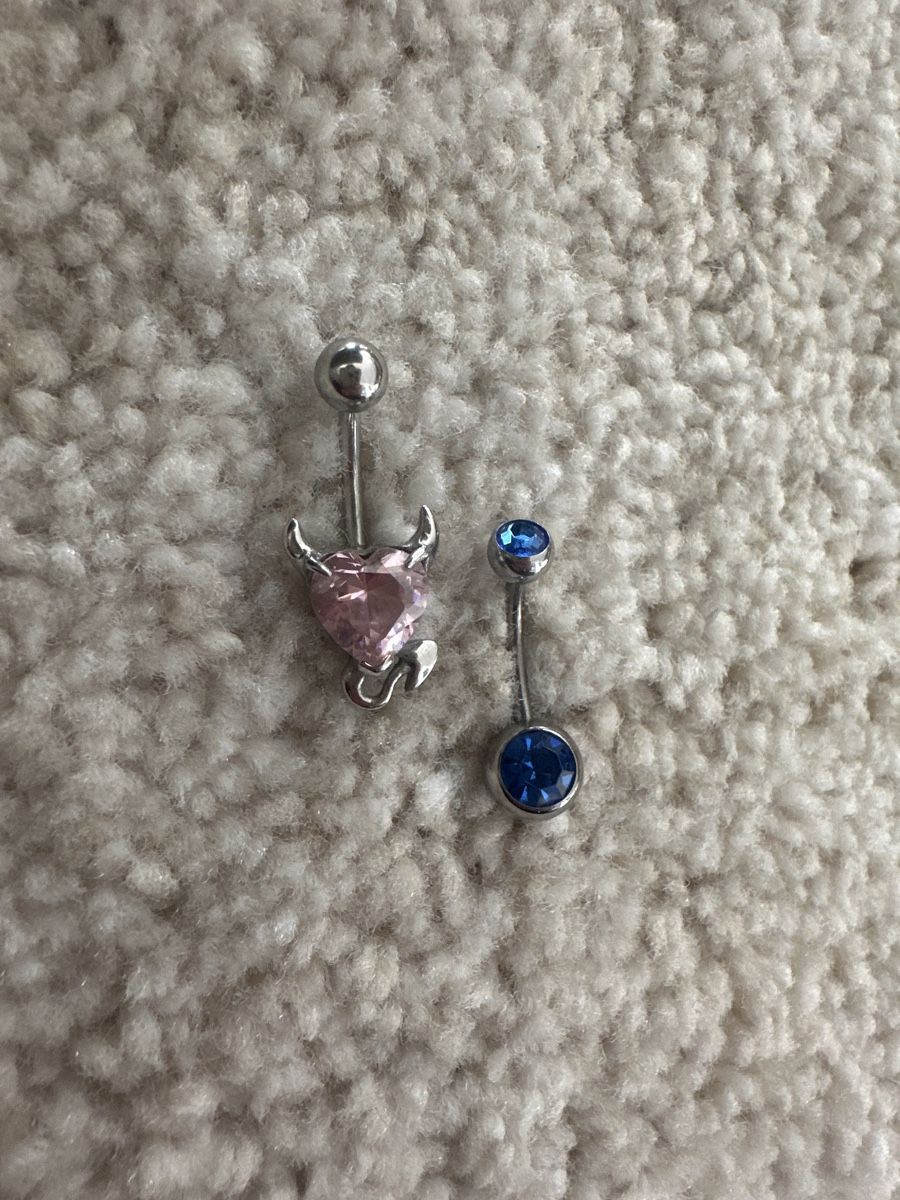 Bijoux piercing: 2x Bauchnabelpiercing Teufel Herz &Blau Strass – Neuf (Voir description) à Kloten par Mielen