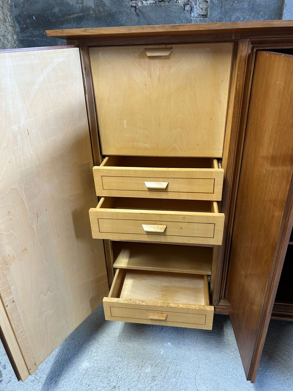 Credenze: Buffet vintage en bois massif – Usato da Echallens venduto da VintageMann 1