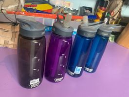 4 Trinkflaschen der Marke Camelbak