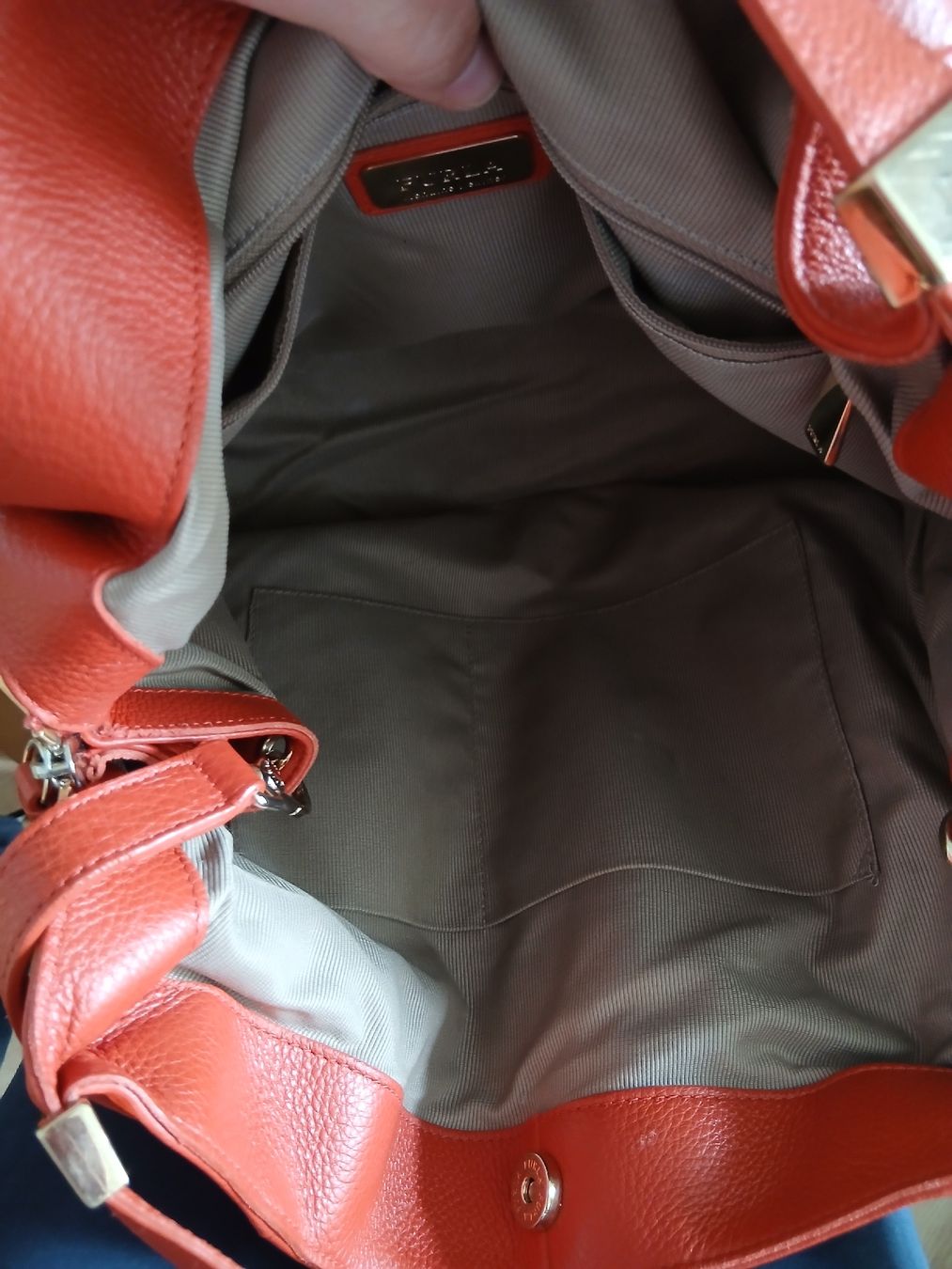Furla Borse da donna: Furla Red Leather Bag Larger Size – Nuovo (secondo la descrizione) da Wil SG venduto da tre_g2l7 7