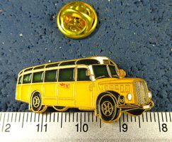 SAURER SXCHNAUZER OLDTIMER POSTAUTO BUS PIN GEPRÄGT GOLDIG