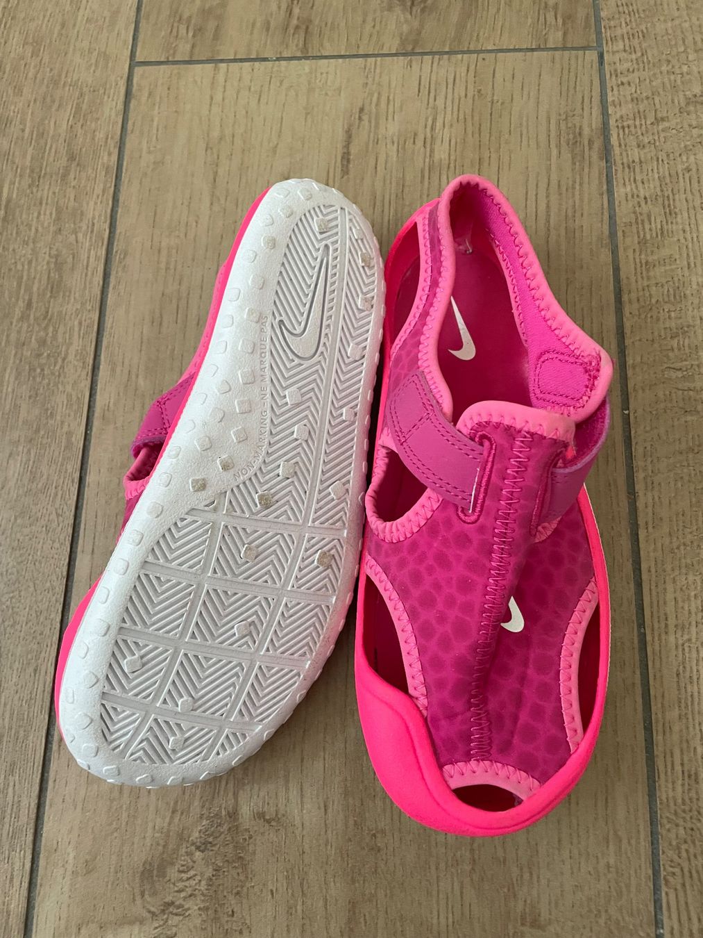 Nike Scarpe per ragazze: Nike Badeschuhe Gr. 31 NEU – Nuovo (secondo la descrizione) da Waltenschwil venduto da hansnine 1