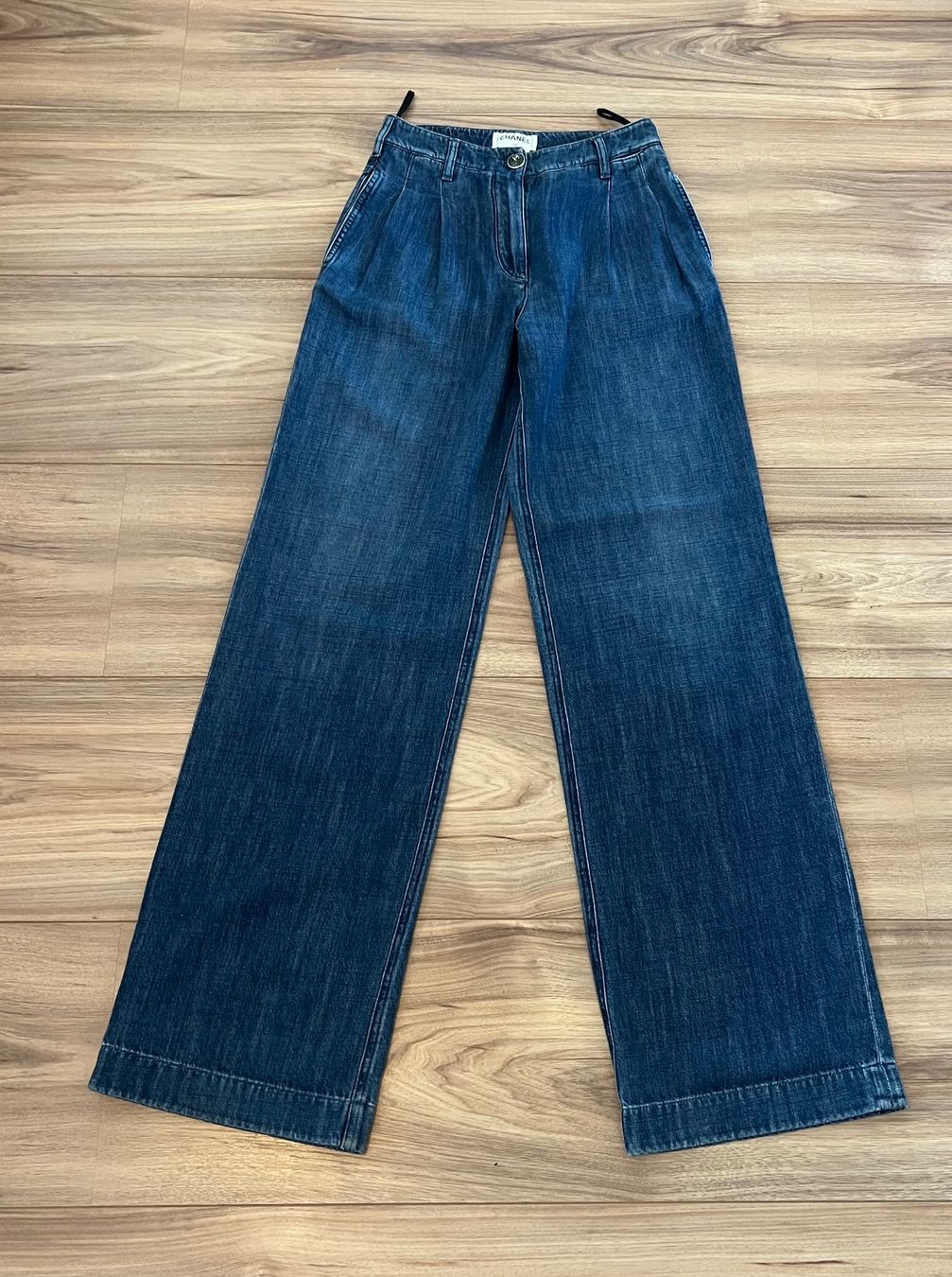 Chanel Jeans: Chanel large jeans, size 34 – Gebraucht aus Arzier Le Muids von oma_w5bq