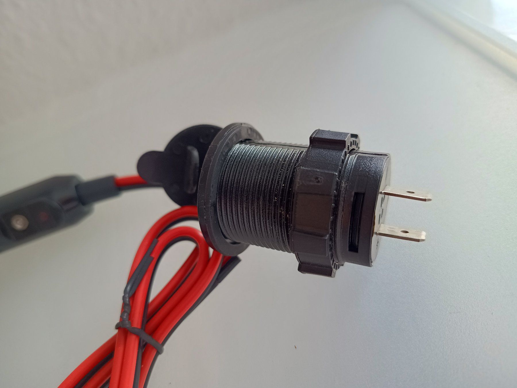 Stecker: 2x 12V Zigarettenstecker und 1x USB 12V Dose, gebraucht – Gebraucht aus Döttingen von Schlei 4