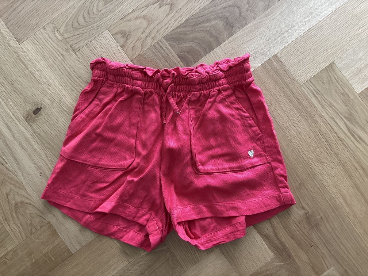 H&M Pantaloni: Rote Shorts von H&M, Grösse 134 – Usato da Wohlen AG venduto da Michi761