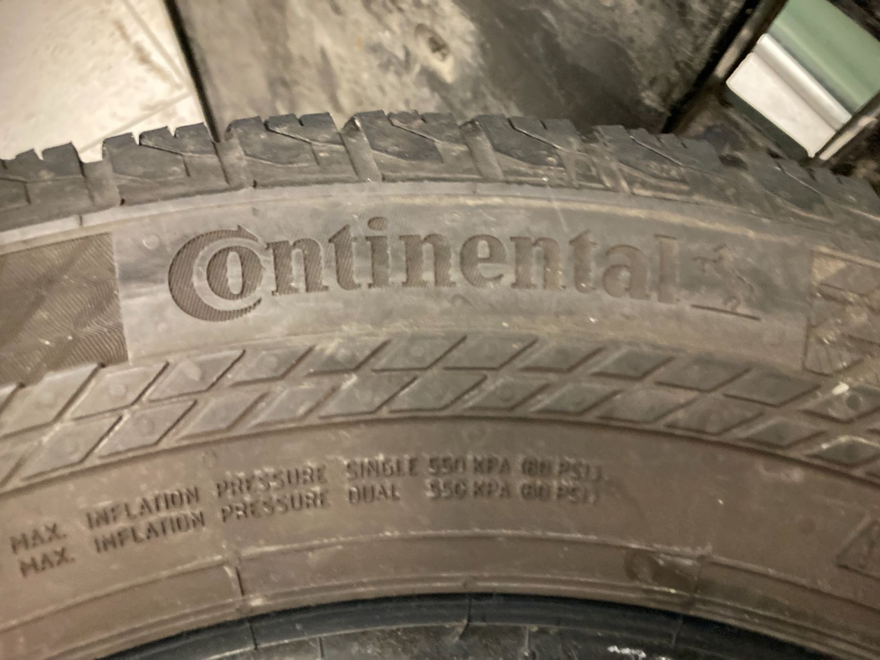 Continental Pneus & Kompletträder: 215/65R16 C Winterpneu Continental – Gebraucht aus Cham von WB2223 2