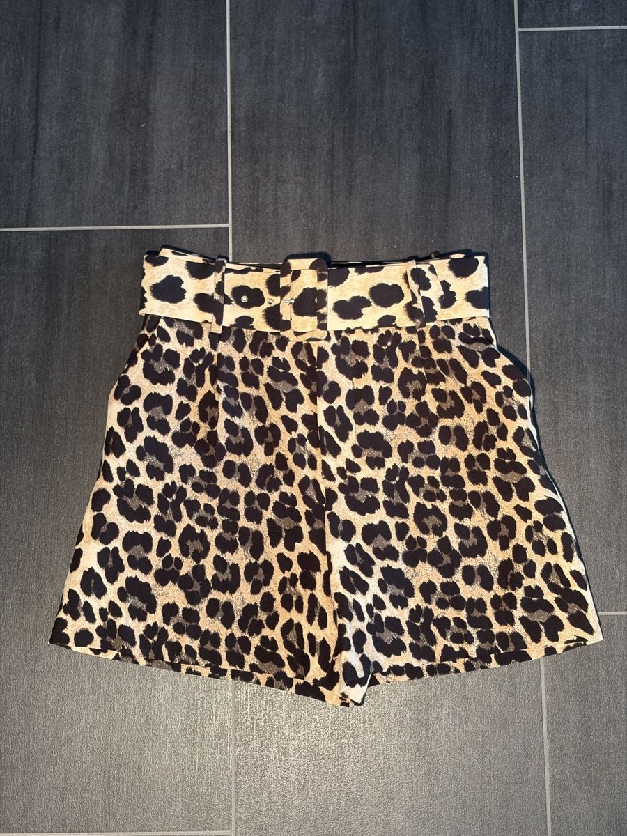 Zara Pantaloni: Zara Basic Shorts mit Gürtel Leo-Muster Grösse XS – Nuovo (secondo la descrizione) da Büsserach venduto da SalebyGianni