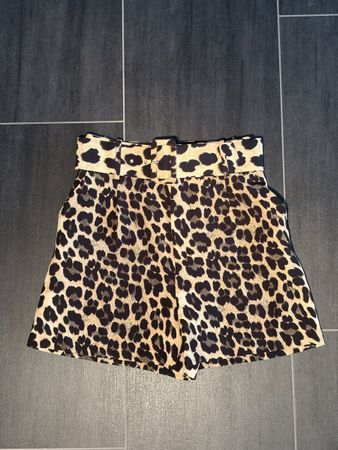 Zara Basic Shorts mit Gürtel Leo-Muster Grösse XS