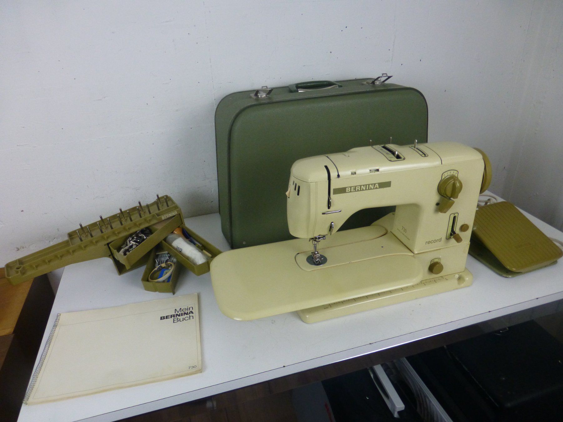 Bernina Macchine da cucire: Nähmaschine Bernina 730 mit Koffer – Usato da Fahrweid venduto da ekv 1