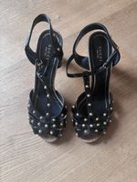 Sandali Gucci neri con borchie dorate, taglia 40.5