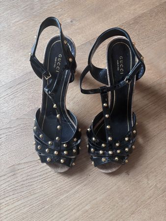 Sandali Gucci neri con borchie dorate, taglia 40.5