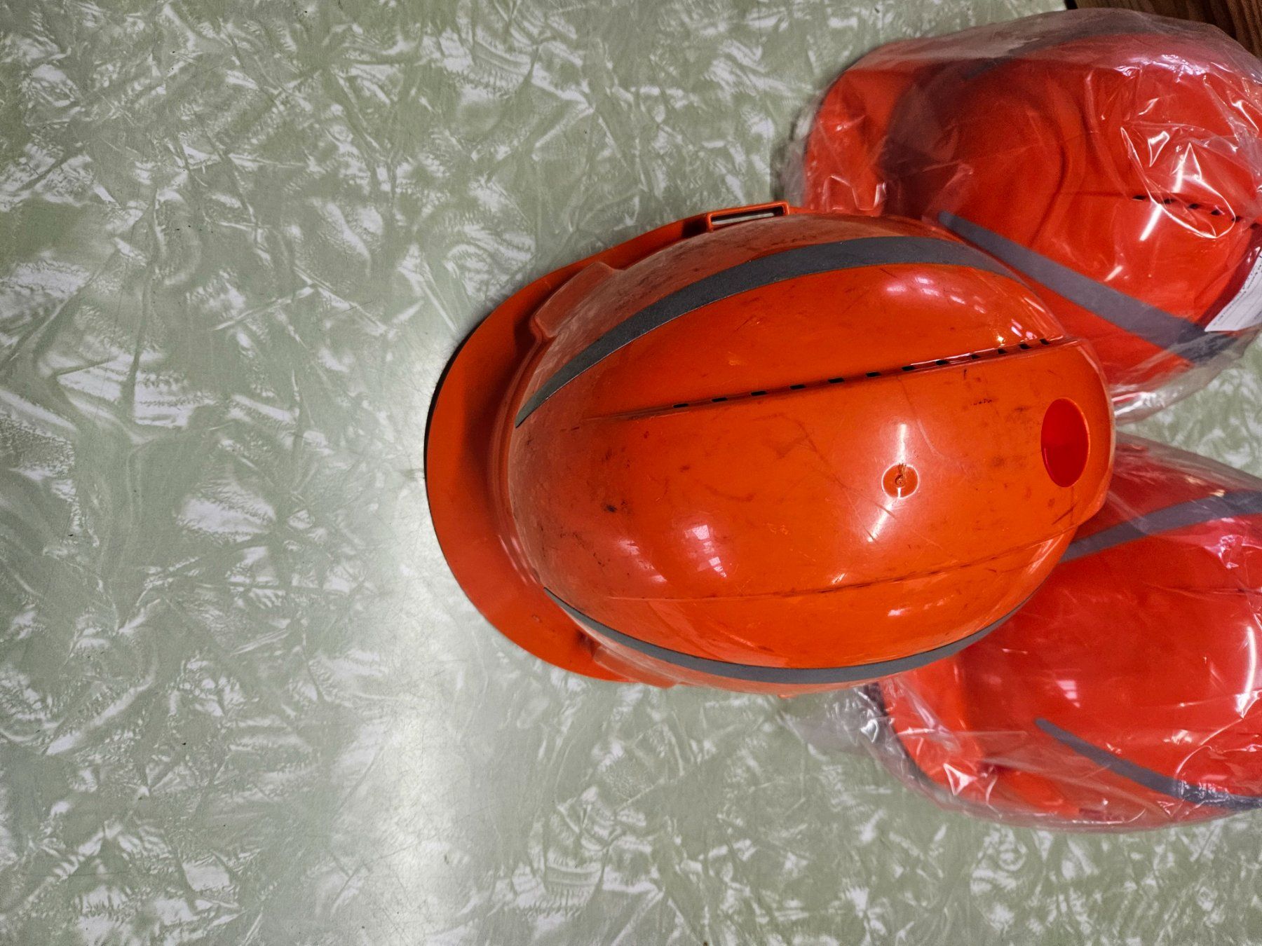 Protezione per viso e udito: Bauhelm orange 1stk- – Nuovo e nell'imballaggio originale da Recherswil venduto da hubelmatt 1