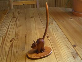 hübscher, antiker Ringhalter a. Holz, mit einer Katzenfigur