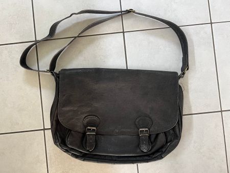 Umhängetasche aus schwarzem Echt-Leder