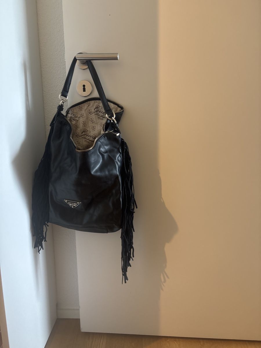 Guess Taschen für Damen: Guess Handtasche schwarz mit Wildleder Fransen – Gebraucht aus Feusisberg von LadyLook 4
