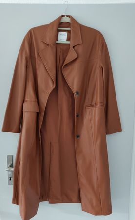 Brauner Mantel aus Kunstleder von Bershka, Gr. XS