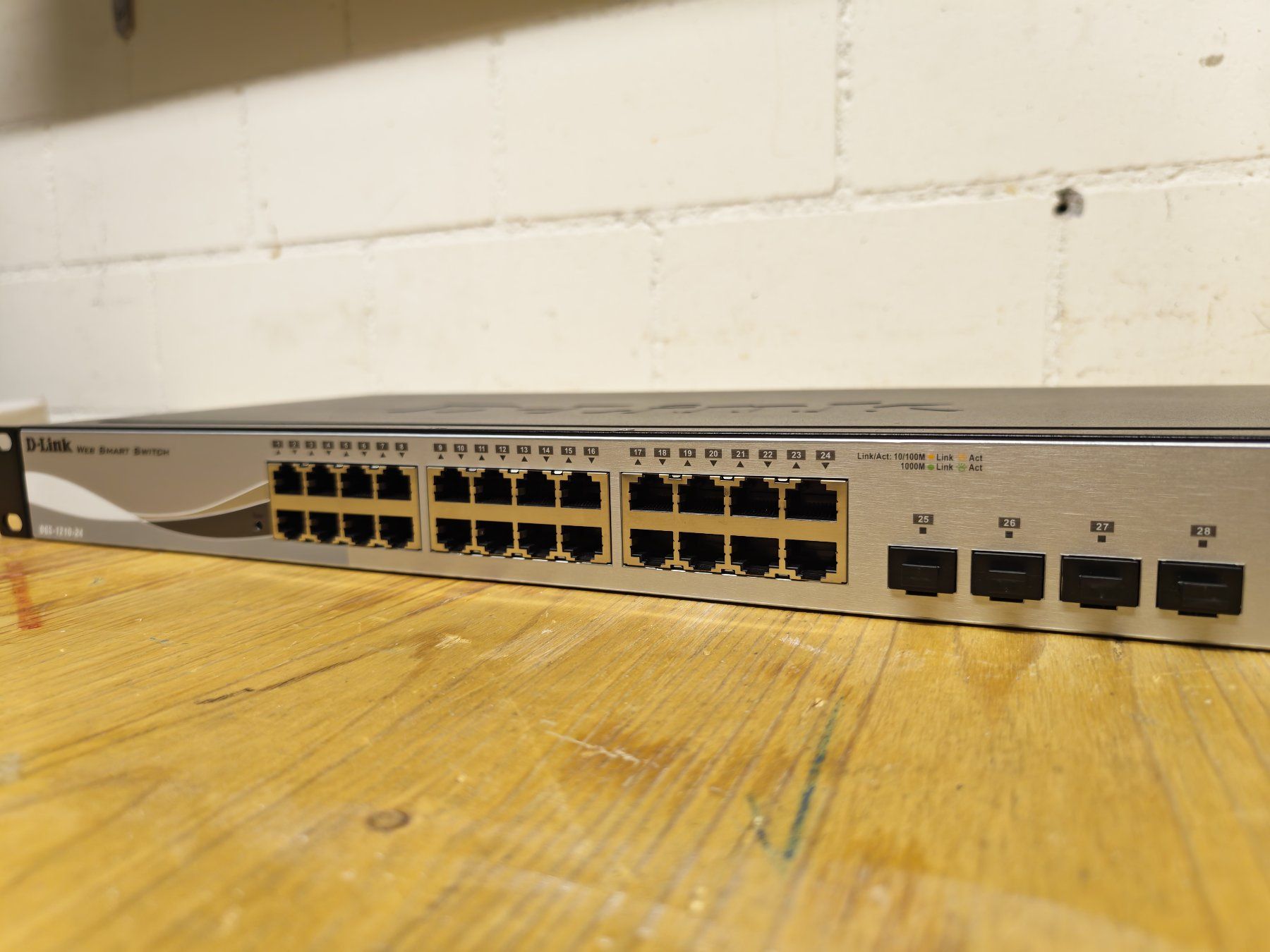 Dlink Hub & Switch: D-Link DGS-1210-24 - 28 Port Switch – Usato da Bazenheid venduto da bazedonia 1