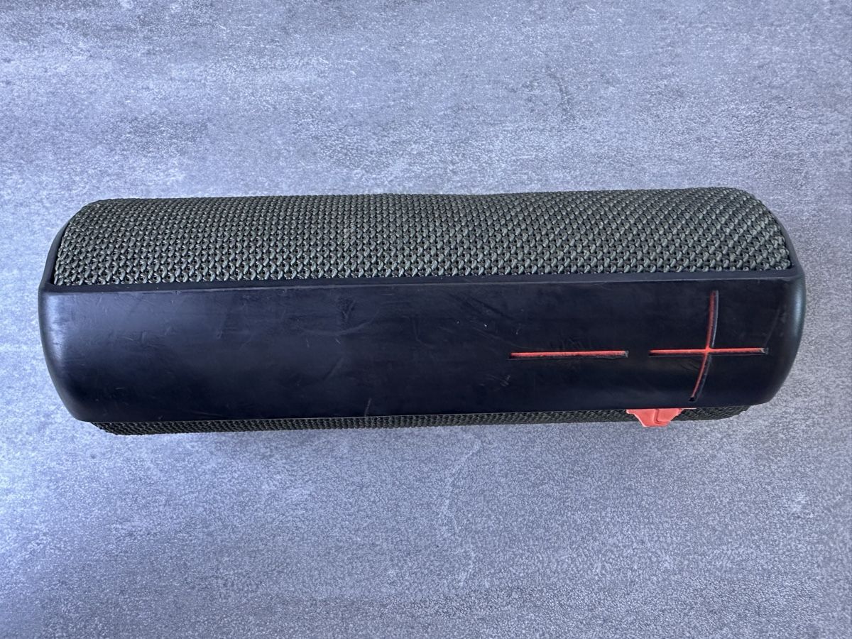 Ultimate Ears Lautsprecher: Enceinte Bluetooth Ultimate Ears Megaboom, kaki, pour pièces – Defekt aus Le Lignon von Latenterouge