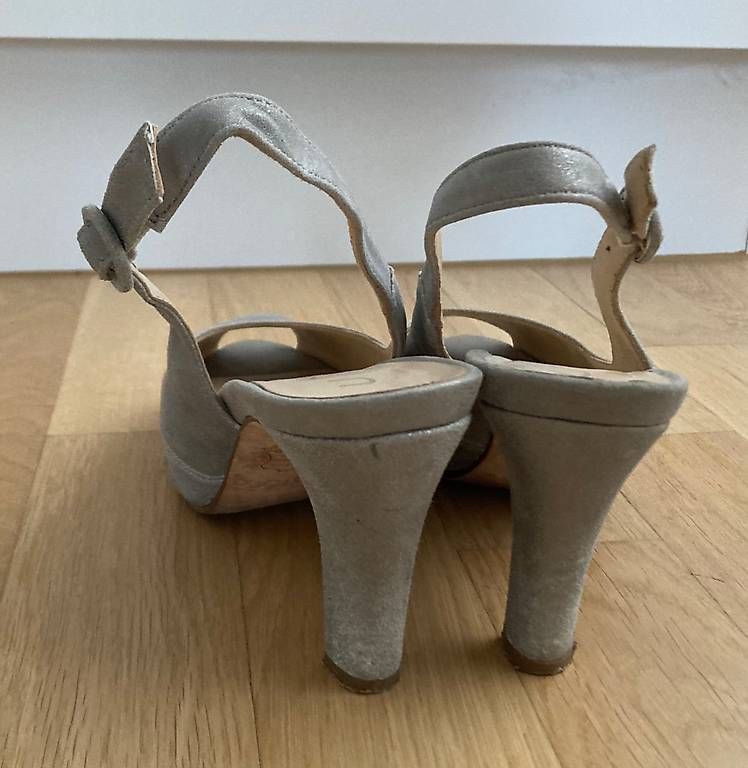 Unisa Scarpe da donna: UNISA Damenschuhe Gr 38 silber Leder – Usato da Neuenhof venduto da fiore011 2