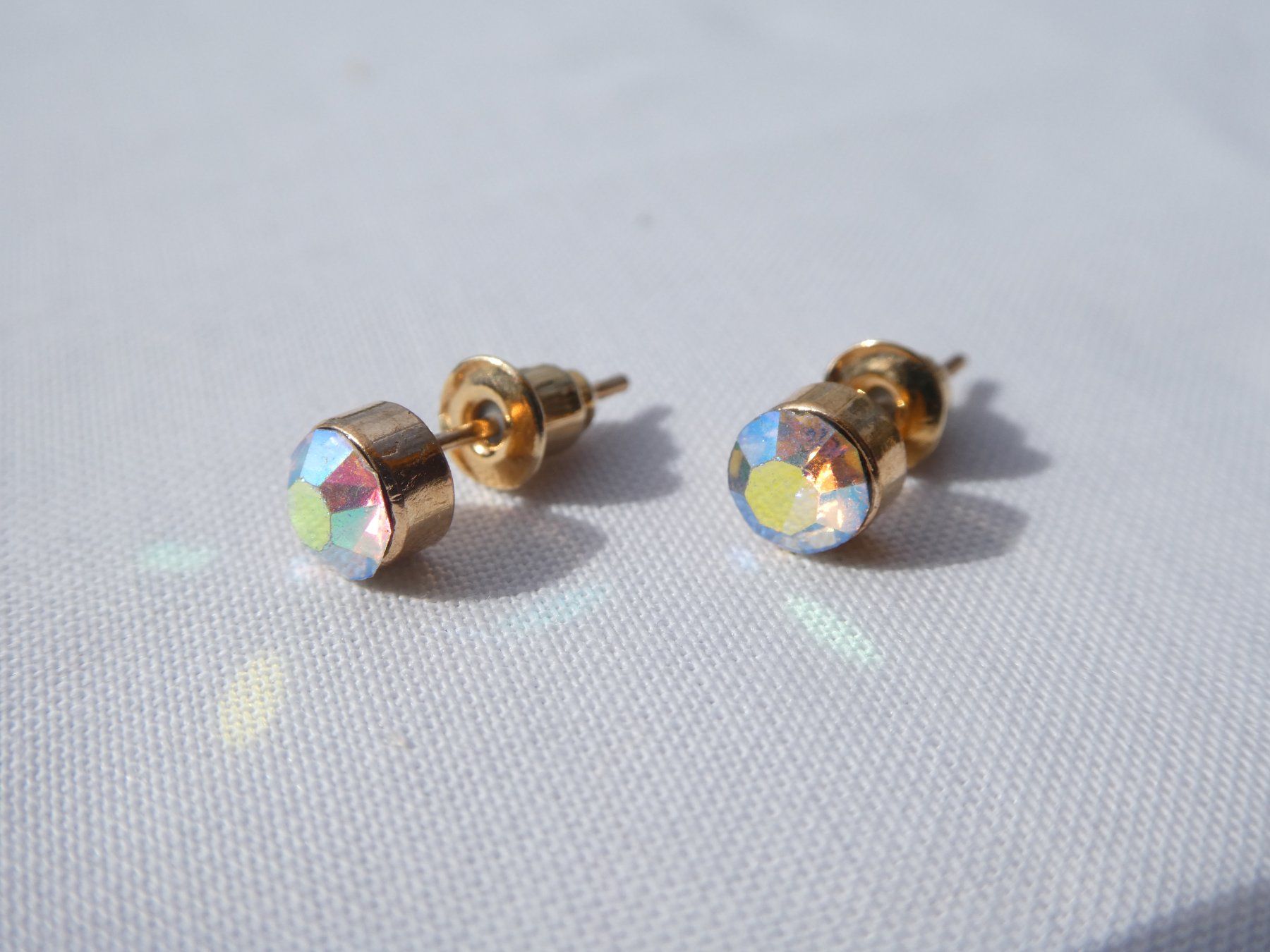 Orecchini pendenti & Orecchini a lobo: Ohrstecker mit irisierender Zirkonie, Modeschmuck / NEU – Nuovo (secondo la descrizione) da Gattikon venduto da kaandooh