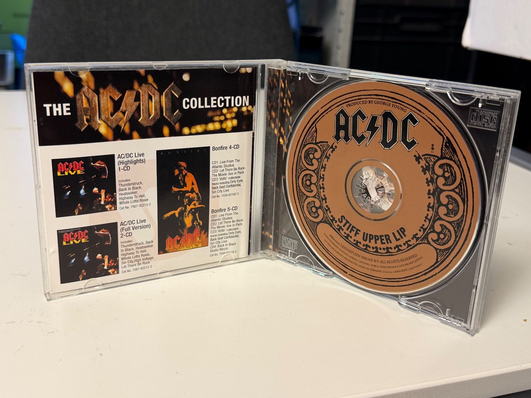 CD: AC/DC - Stiff Upper Lip - HD23C – Usato da Küsnacht ZH venduto da hardrock.earth 2