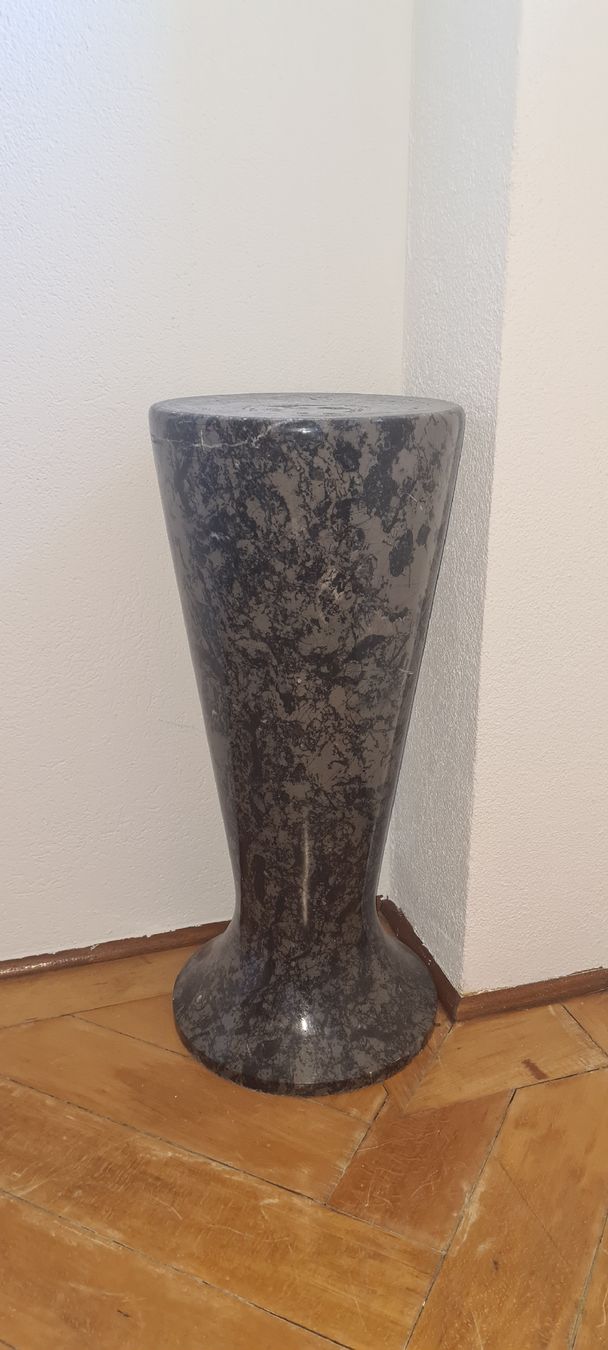 Pietre & tegole: Massiver Naturstein-Sockel – Usato da Zürich venduto da sut_6hqn
