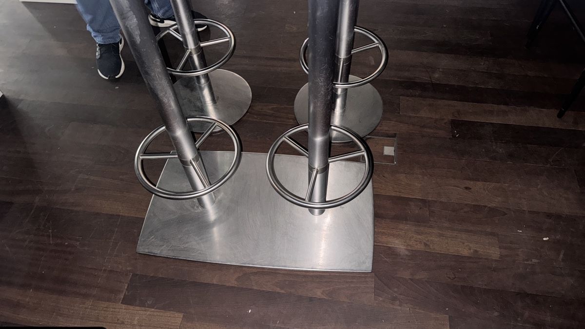 Set di tavolo e panche: Bartisch-Set mit passenden Barstühlen – Usato da Mönchaltorf venduto da DRUG-TITO 3