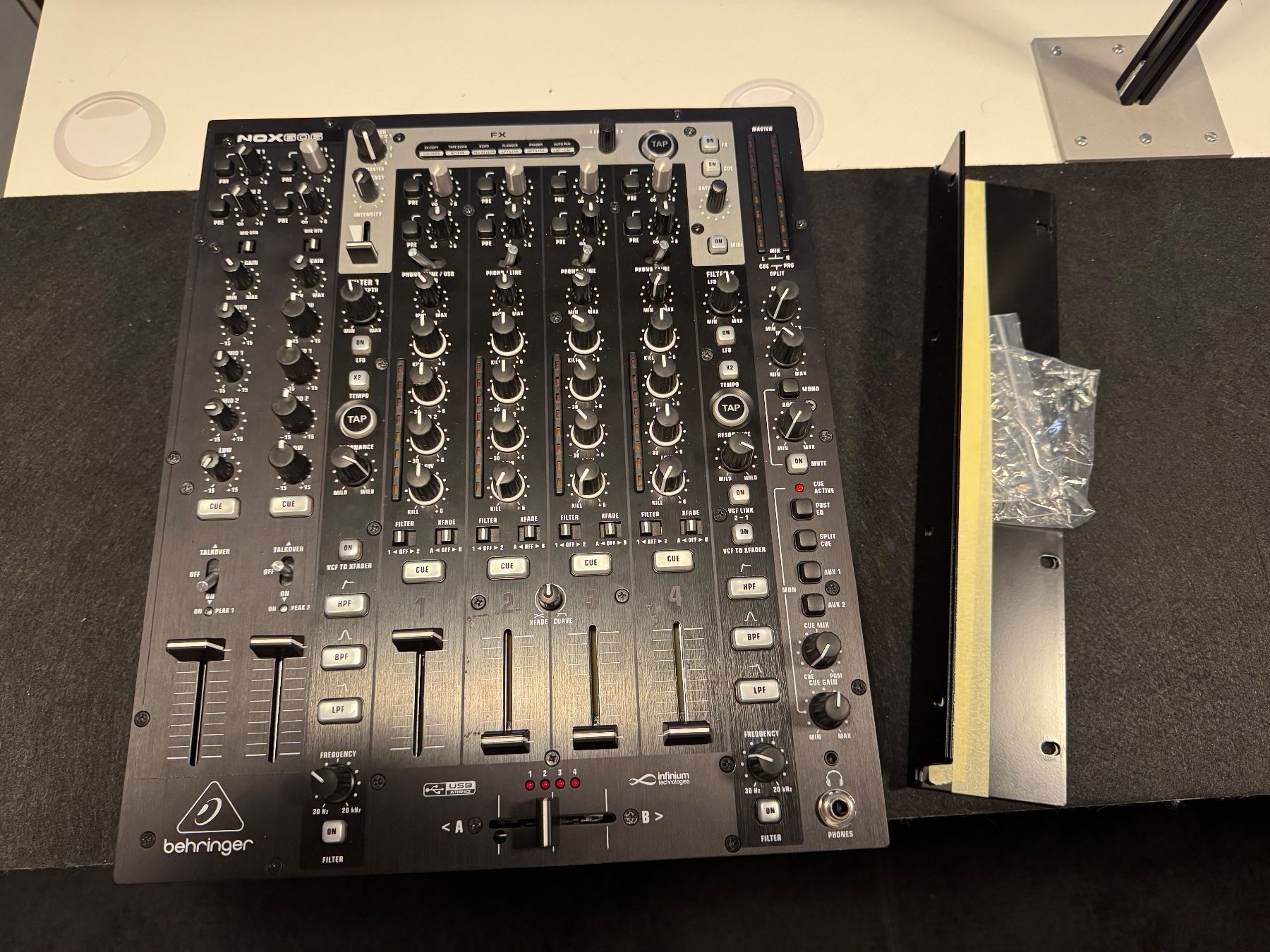 Behringer Mischpulte: Behringer NOX606 DJ Mixer Defekt – Defekt aus Glattpark (Opfikon) von iCon