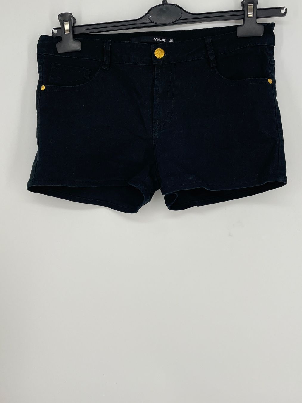 Jeans: Jeansshorts Gr. 36 von Famous – Usato da Auenstein venduto da moin.