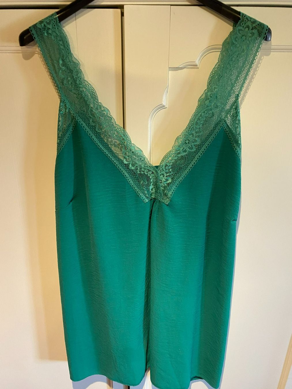 Top: TRÄGER SPITZEN TOP DAMEN,GRÜN – Nuovo e nell'imballaggio originale da Meienried venduto da ManuelaBoutique 1
