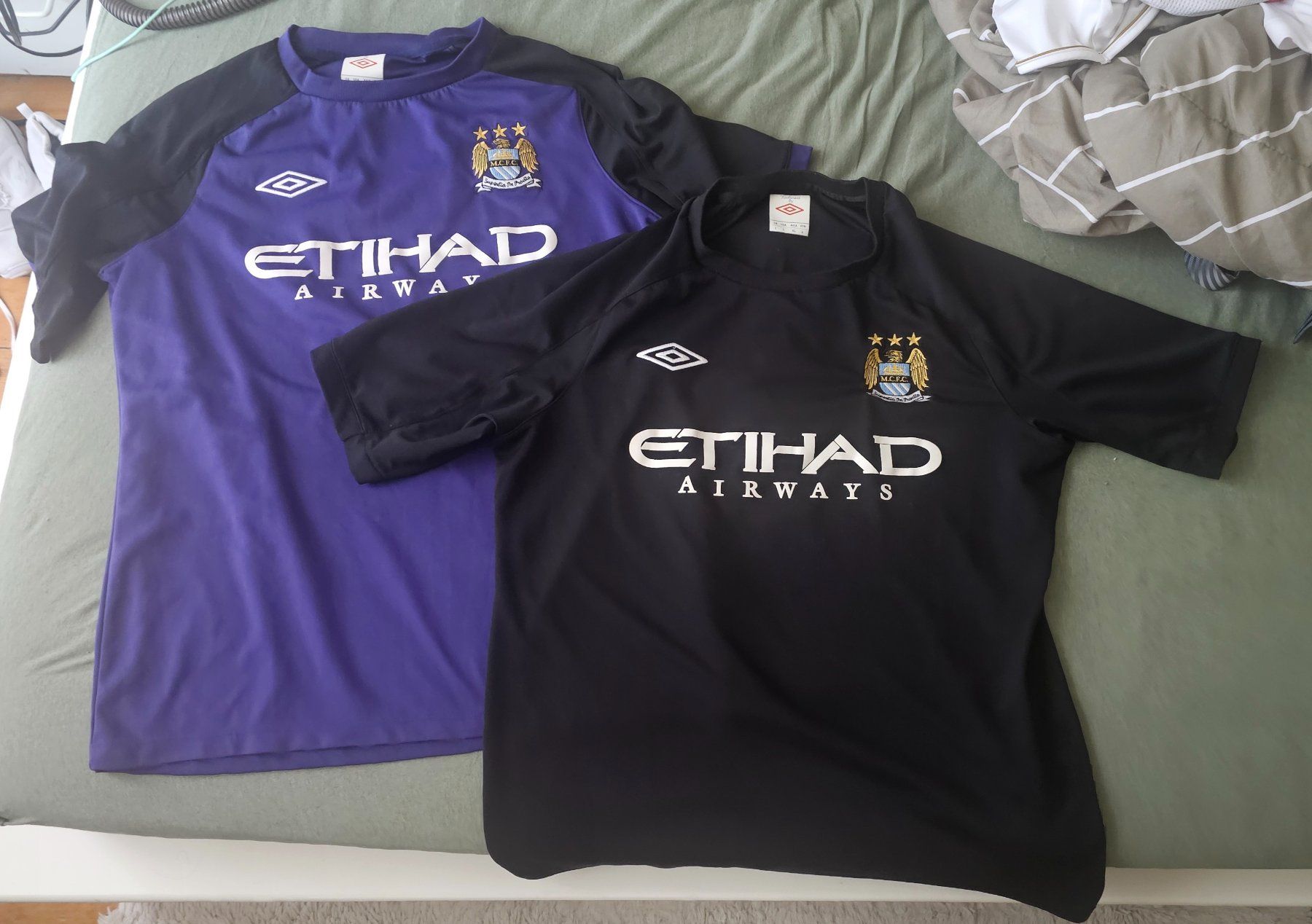Leibchen & Hosen: 2 maillots Manchester City – Gebraucht aus St-Prex von sebgav