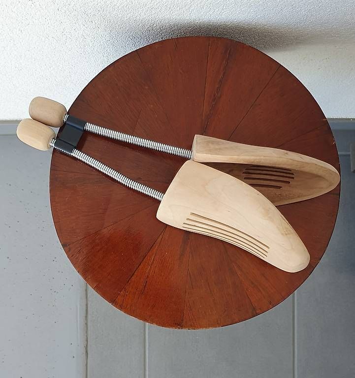 Sonstige Kleidung & Accessoires: Embauchoirs en bois de chêne 44 - 45 – Gebraucht aus Servion von meno999