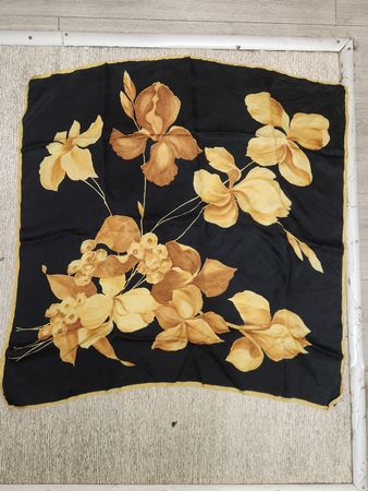 Foulard en soie noir imprimé floral femme 
