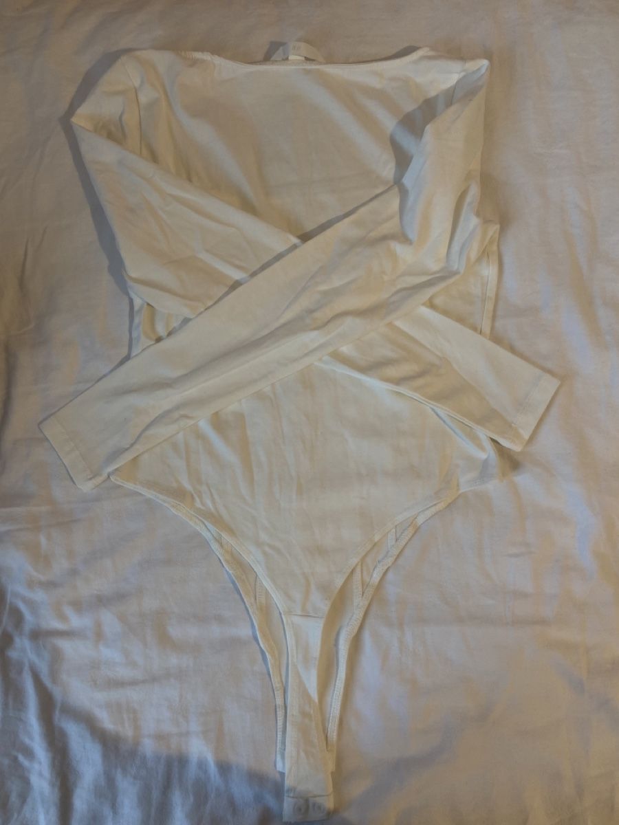 H&M Top: Body blanc cassé h&m – Nuovo (secondo la descrizione) da Chêne-Bougeries venduto da sor_9rzp 3