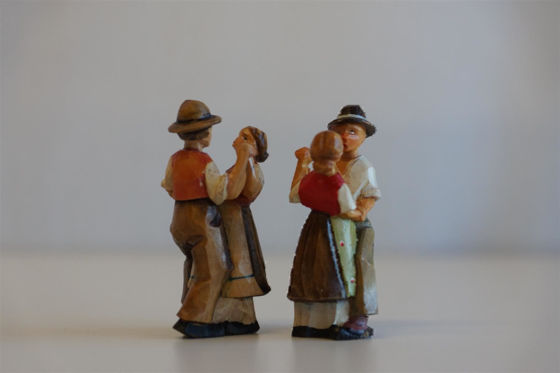 Articles en bois: 2 tanzende Ehepaare , geschnitzt – Neuf avec emballage d'origine à Brienz BE par P.Edelweiss 4