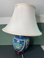 Chinesische Cloisonné Tischlampe mit Stoffschirm