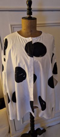Wunderschöne Bluse, mit Raffungen an der Seite, aus Italien
