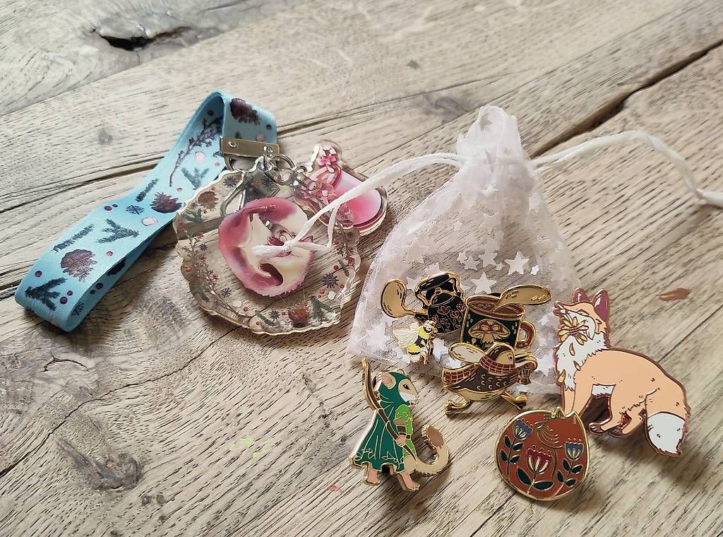 Placchette & Badge: Lot de pin's neufs Cosy – Nuovo e nell'imballaggio originale da Yvonand venduto da rox_8y69