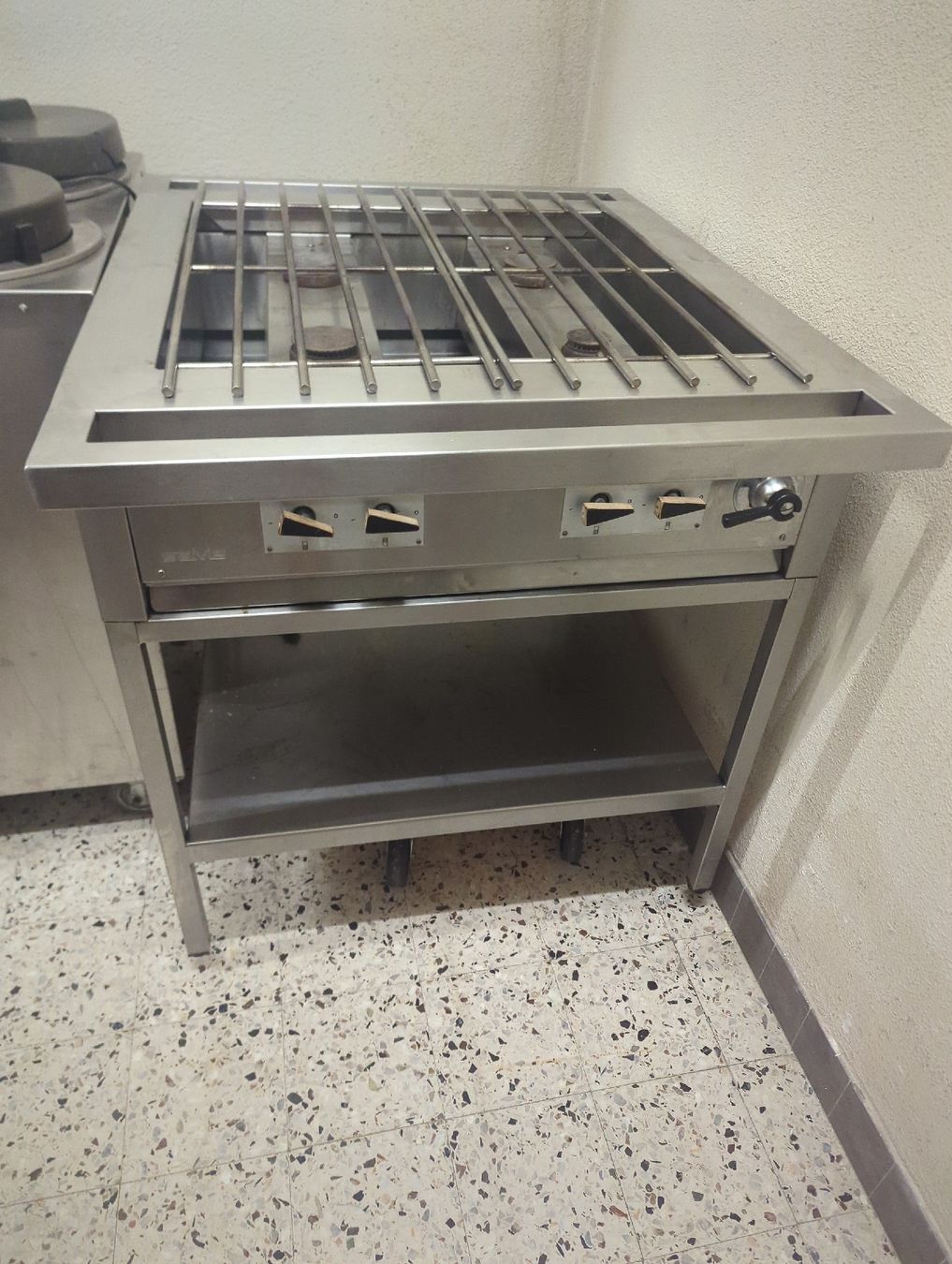 Griglie: gas grill – Usato da Biberist venduto da Naitsabbastian