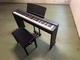 Yamaha Digital Piano P-225 mit Hocker und Gestell