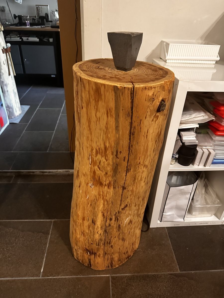 Outils anciens: Amboss mit Holzstamm – D'occasion à Watt par Suszwei