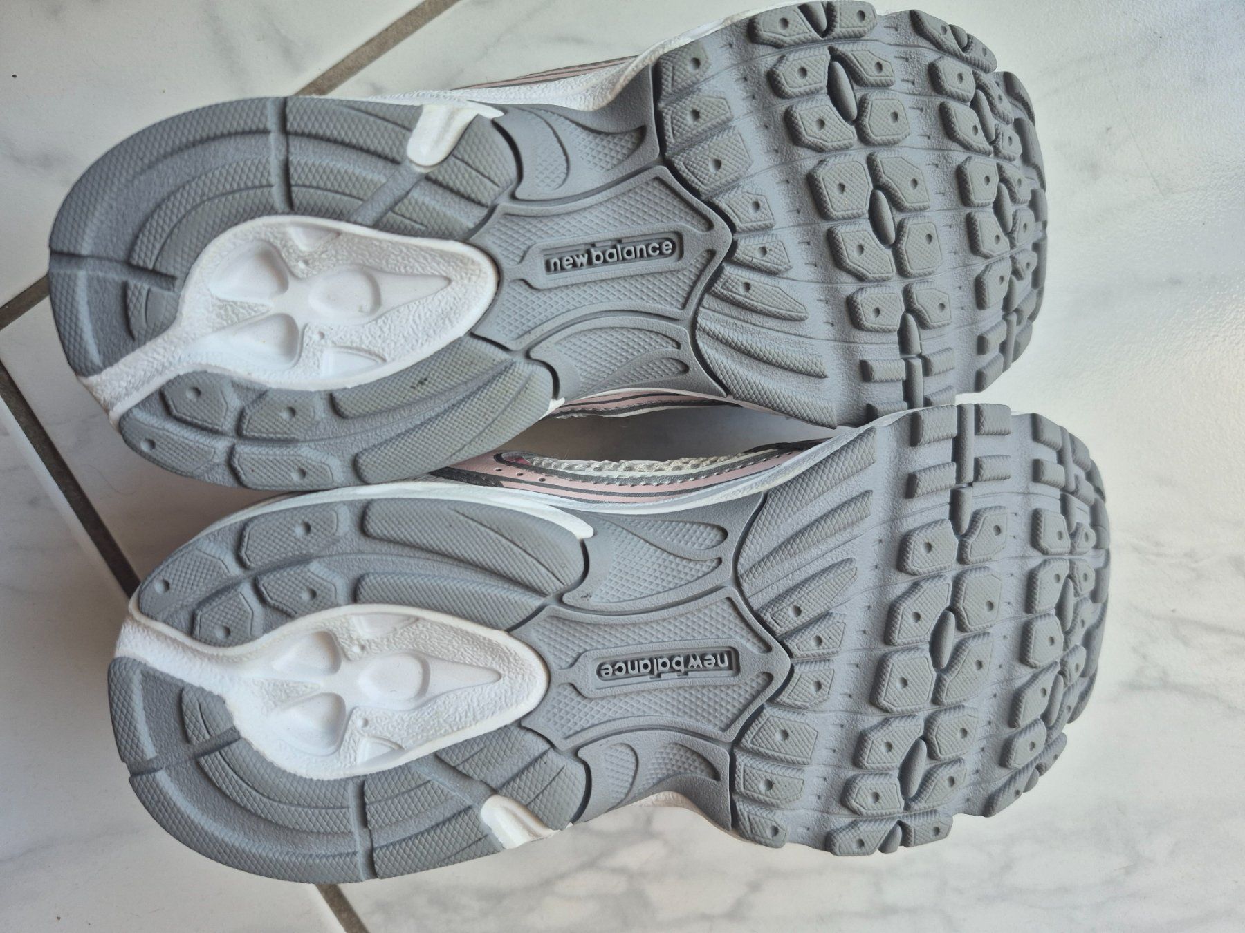 New Balance Schuhe für Mädchen: New Balance Gr.35 wenig getragen – Gebraucht aus BASSERSDORF von Bianca0916 2
