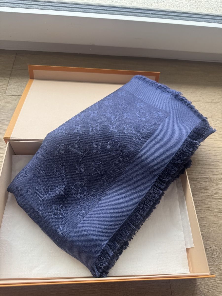 Louis Vuitton Foulard & Sciarpe: Louis Vuitton Navy Monogram Scarf + Box -Excellent Conditio – Usato da Meilen venduto da vic_9wmf 3