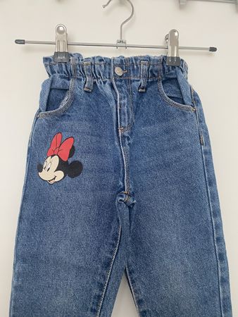 Jeans von Zara mit Minnie-Mouse-Aufdruck Gr. 98